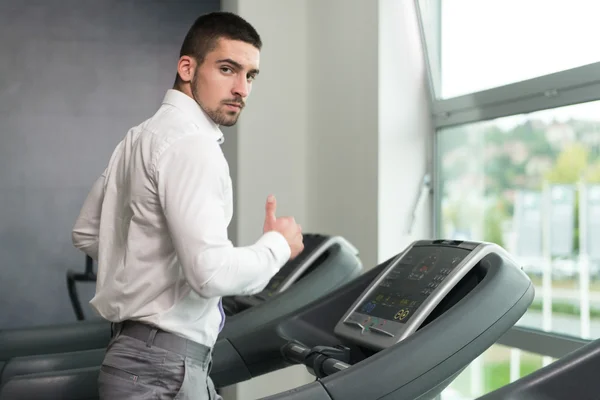 Uomo d'affari che esercita su un tapis roulant — Foto Stock