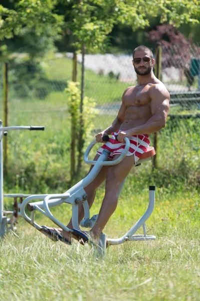 Gespierde Man opleiding in de speeltuin In Park — Stockfoto