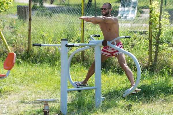 Gespierde Man opleiding in de speeltuin In Park — Stockfoto