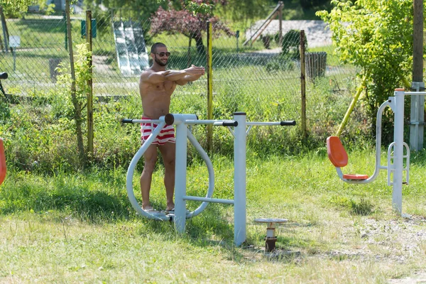 공원에서 놀이터에 근육 질의 남자 훈련 — 스톡 사진