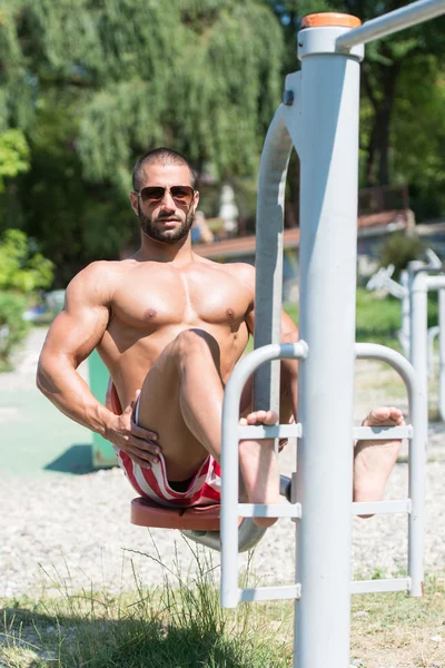 Musclé homme formation sur le terrain de jeu dans le parc — Photo