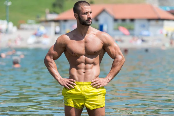 Abdominales perfectos en un spa de piscina al aire libre — Foto de Stock