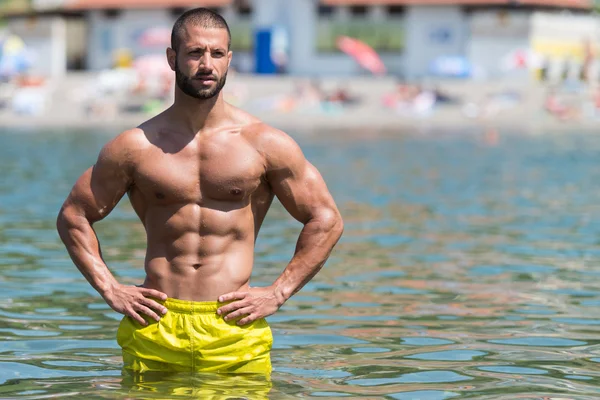 Retrato de um homem musculoso sexy em roupa interior — Fotografia de Stock