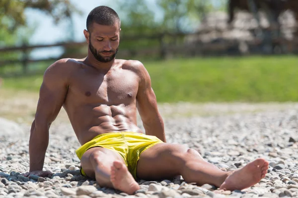 Bonito cara descansando ao ar livre enquanto desfruta de praia — Fotografia de Stock