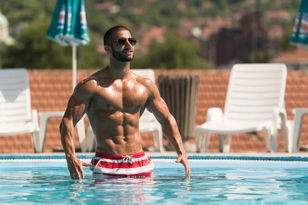 Perfecte Abs In een zwembad in openlucht Spa — Stockfoto