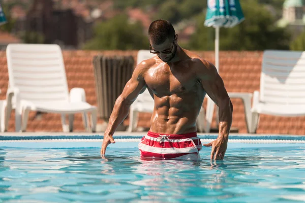 Relaxante na piscina — Fotografia de Stock