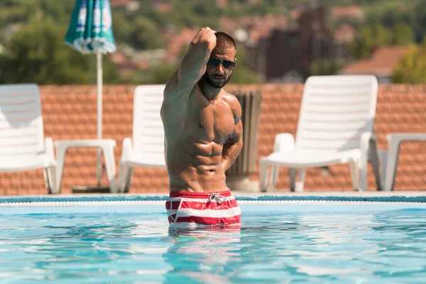 Abs perfeitos em um spa de piscina ao ar livre — Fotografia de Stock