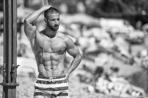 Handsome Muscle Man Takes A Shower Outdoors — Stock Photo, Image