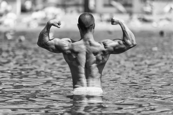 Biceps utgör i poolen — Stockfoto