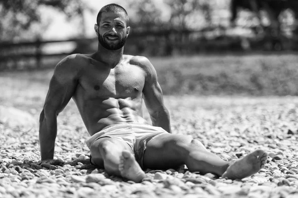 Случайный парень отдыхает на открытом воздухе, наслаждаясь пляжем — стоковое фото