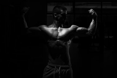 Karanlık bir odada pazı poz