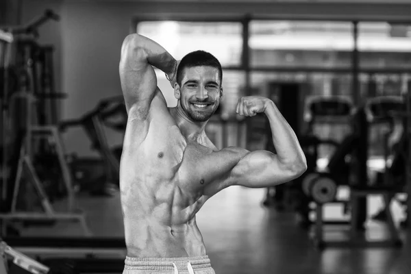 Bodybuilder poseren in de sportschool — Stockfoto