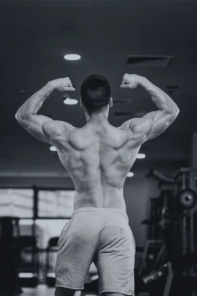 Detalhe de um halterofilista posando no ginásio — Fotografia de Stock