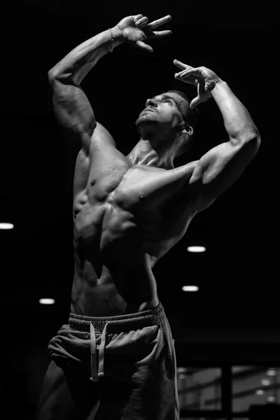 Strong Bodybuilding Man Looking Up — Stock Photo, Image