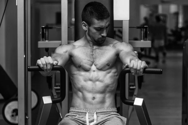 Bir makine üzerinde göğüs egzersizleri — Stok fotoğraf