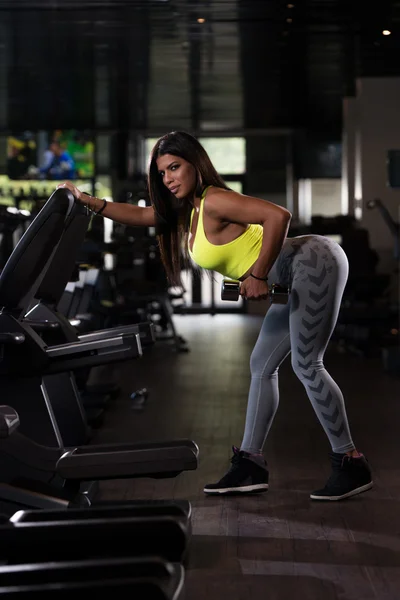 Latino kvinna gör övning för baksidan — Stockfoto