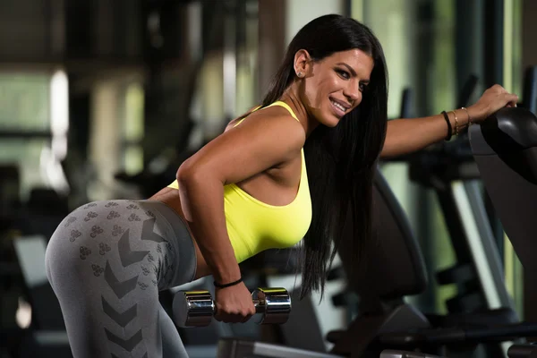 Bel için ağır egzersiz yaparak Latin kadınla — Stok fotoğraf