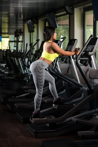 Mexikanska kvinnor på elliptiska löpband i Fitness Gym — Stockfoto