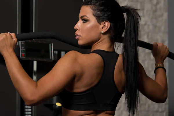 拉美裔妇女做机器上背部锻炼 — 图库照片