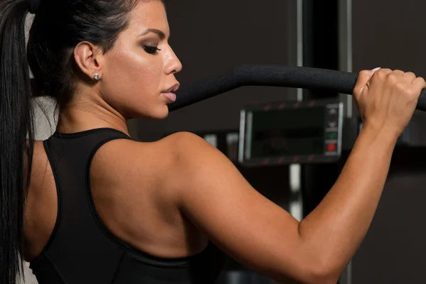 Latina kvinna gör övning för baksidan — Stockfoto