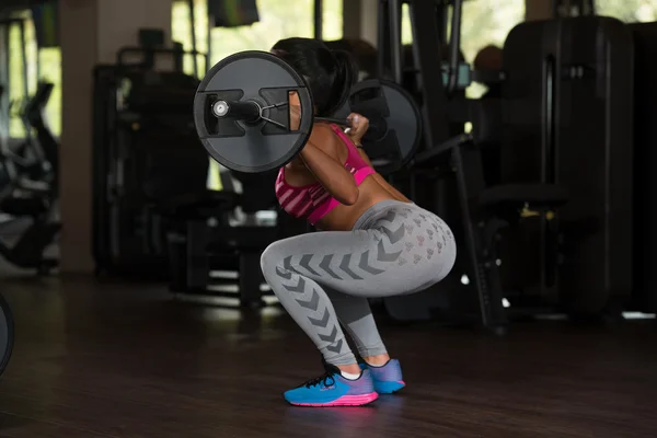 Latino kvinna gör tung vikt träning för rygg — Stockfoto