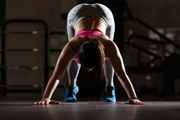 Vackra unga kvinnor gör stretching motion — Stockfoto