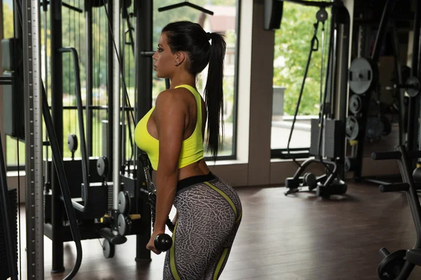 Latina vrouw doen zware gewicht oefening voor Triceps — Stockfoto