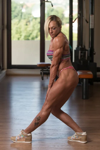 Middle Aged Woman Flexing Muscles In The Gym — Stock Photo, Image