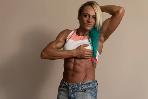 Porträt einer Bodybuilderin mittleren Alters — Stockfoto