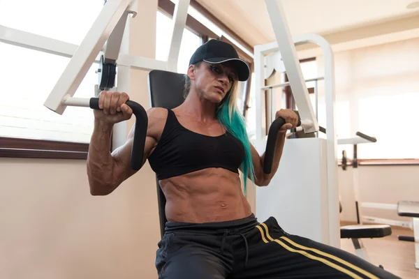 Здоровая женщина среднего возраста делает упражнения для груди — стоковое фото