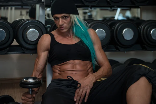 有吸引力的中年女人休息放松在健身房 — 图库照片