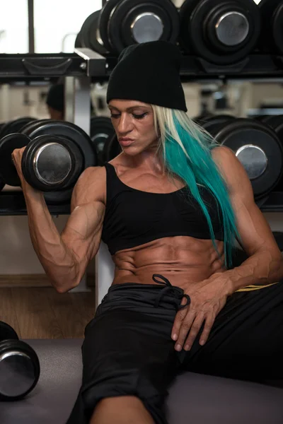Połowie wieku kobieta robi ćwiczenia na Biceps — Zdjęcie stockowe