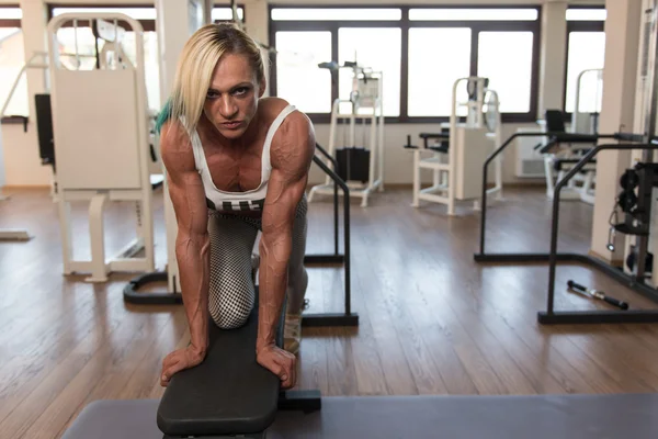 健美运动员女人做背沉重的杠铃锻炼 — 图库照片