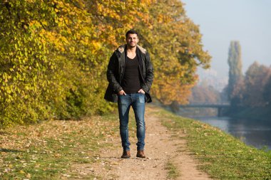 Çekici bir adam ormanda yürüyüş