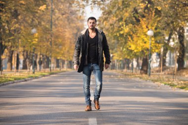 Çekici erkek sonbahar ormanda yürüyüş