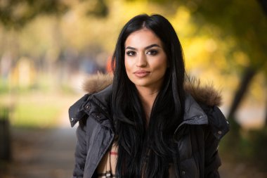 Sonbahar parkındaki kadın