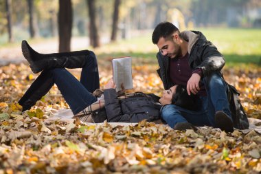 Sonbahar Parkı 'nda Kitap Okumaktan Hoşlanan Çift