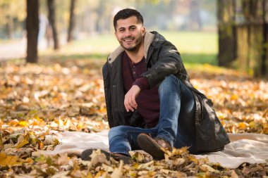 Sonbahar Park yakışıklı genç adam portresi