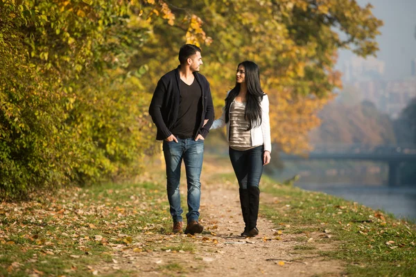 Coppia nel parco autunnale — Foto Stock