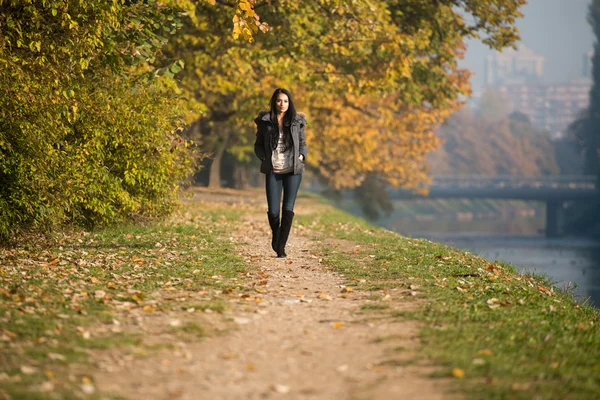 Attraktiv kvinna promenader i skogen — Stockfoto