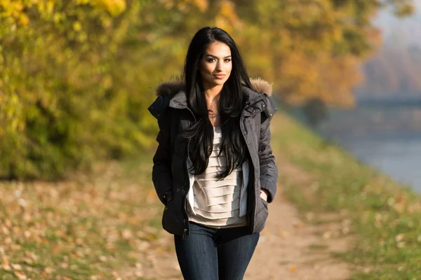 Donna nel parco d'autunno — Foto Stock