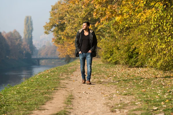 Hombre en el parque de otoño —  Fotos de Stock