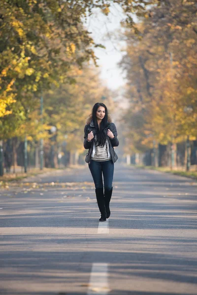 Donna attraente che cammina nella foresta autunnale — Foto Stock