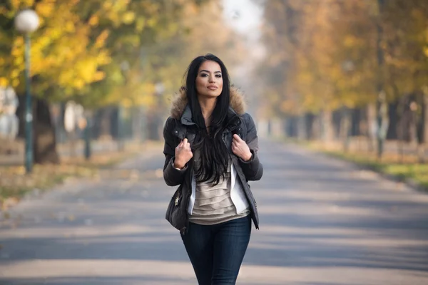 Attrayant femme marchant dans les bois — Photo