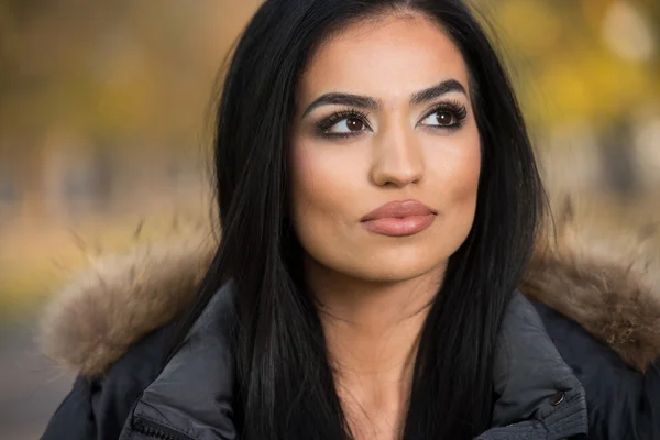 Portret van mooie jonge meisje in herfst park — Stockfoto