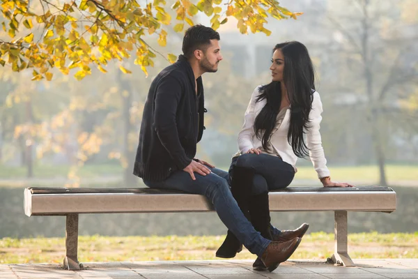 Pareja romántica en un banco — Foto de Stock