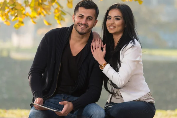 Happy Couple With Tablet Computer In The Park — Stock Photo, Image