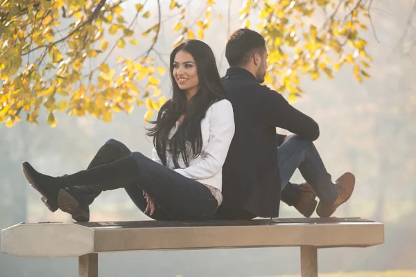 Sonbahar parkta bir bankta Romantik Çift — Stok fotoğraf