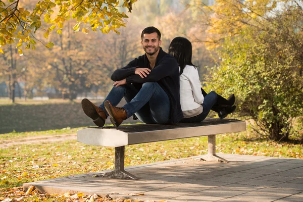 Sonbahar parkta bir bankta Romantik Çift — Stok fotoğraf