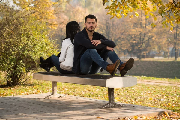 Çift rahatlatıcı sonbahar parkta bankta — Stok fotoğraf